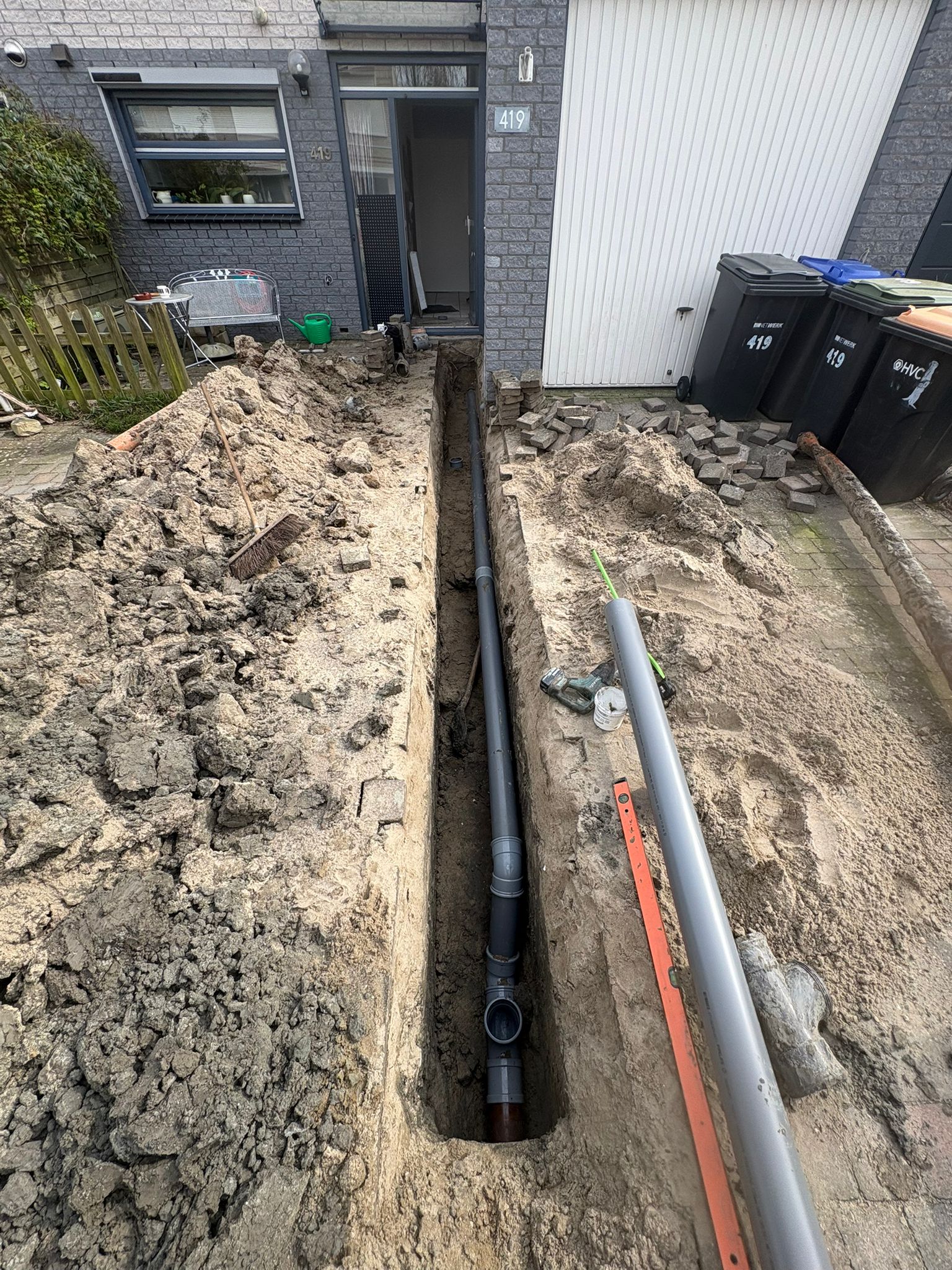 Open sleuf met nieuwe PVC-buitenriolering in Den Haag