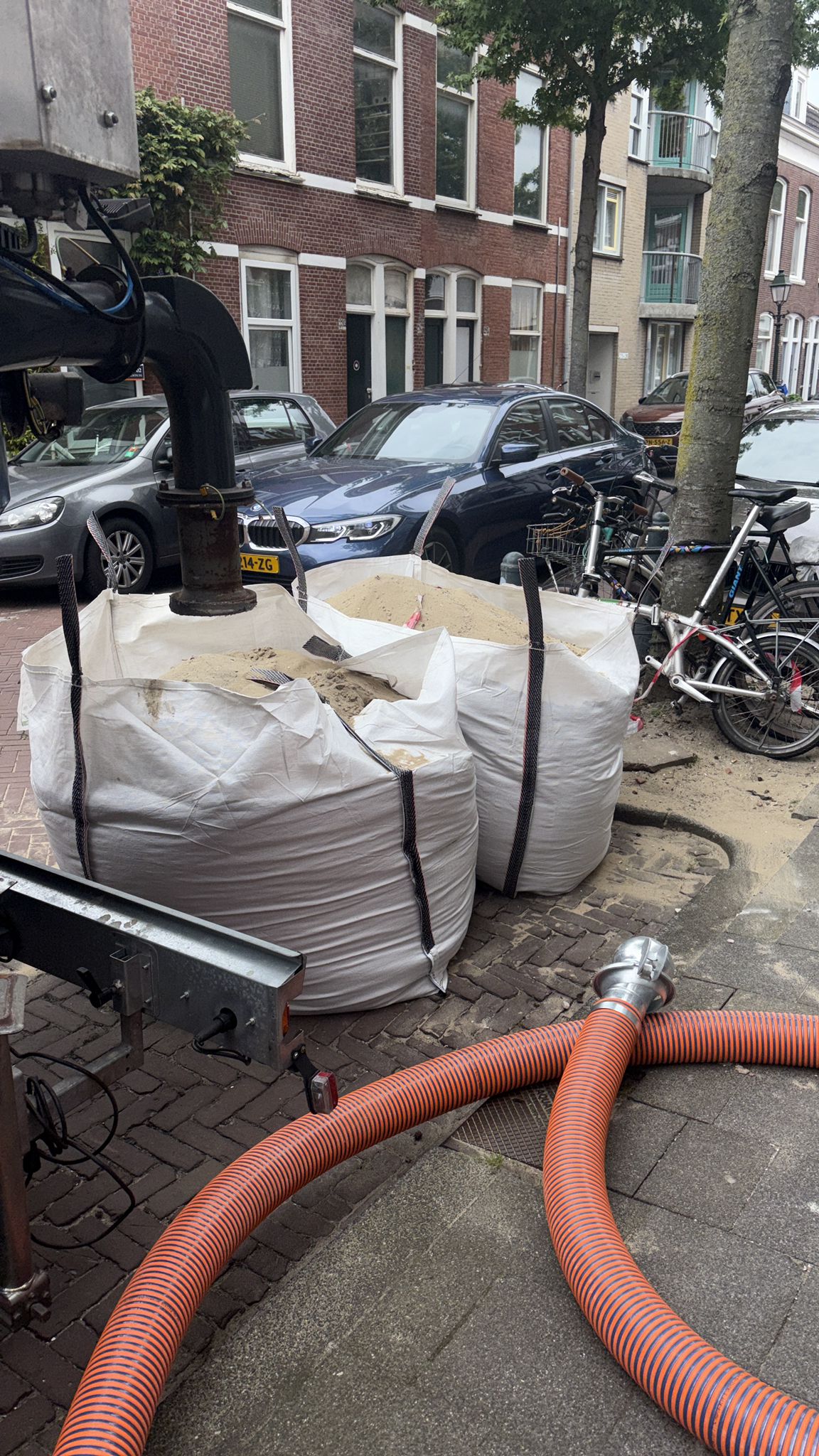 Big bags met weggezogen zand op stoep in Den Haag