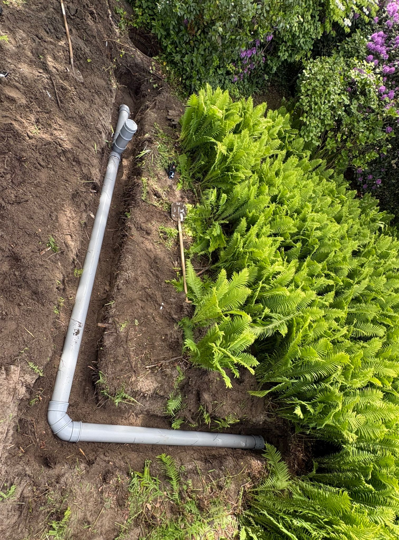 Nieuw PVC-riooltraject aangelegd in tuin in Warmond