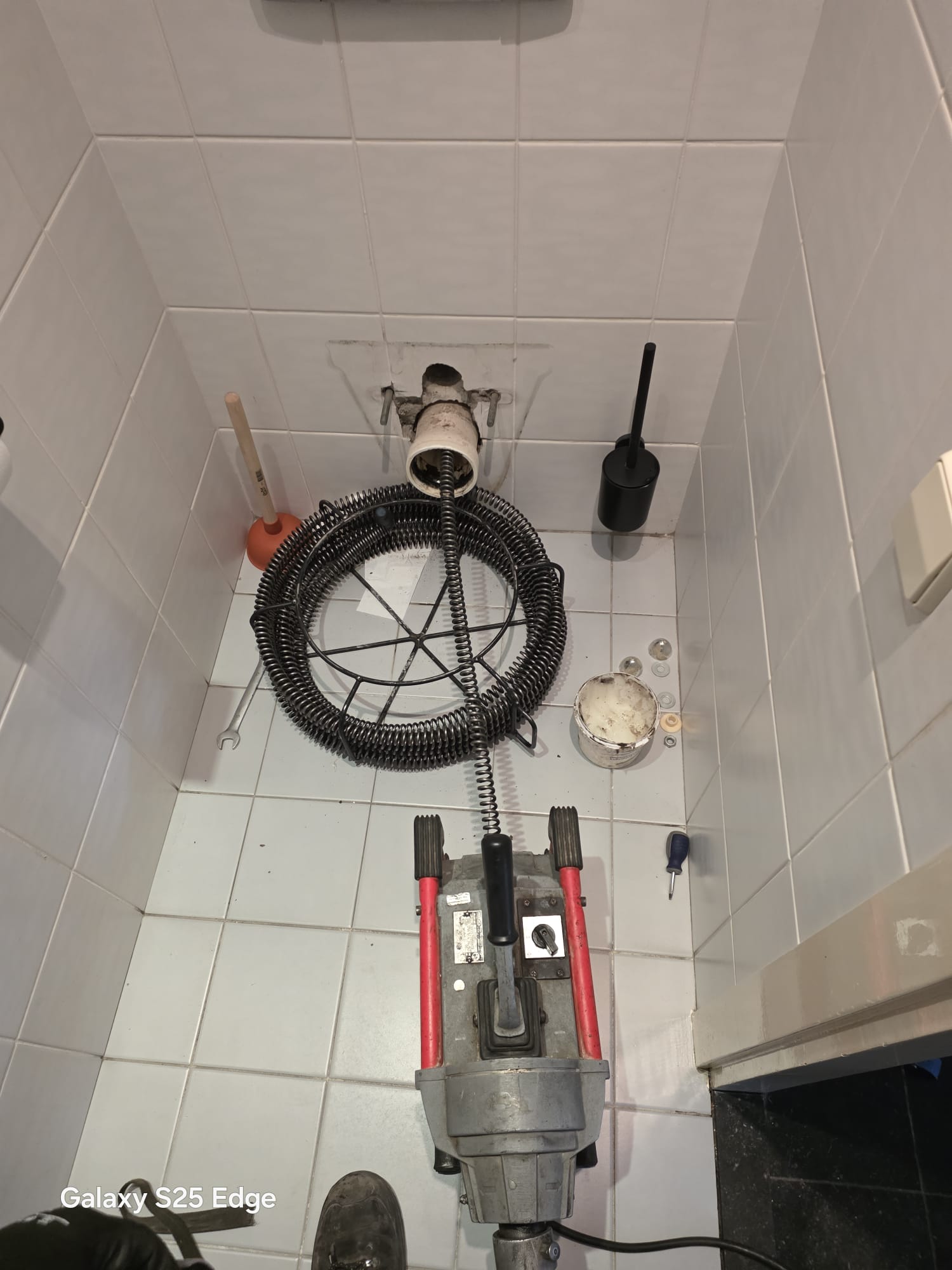 Gedemonteerd toilet met veermachine voor rioolreiniging