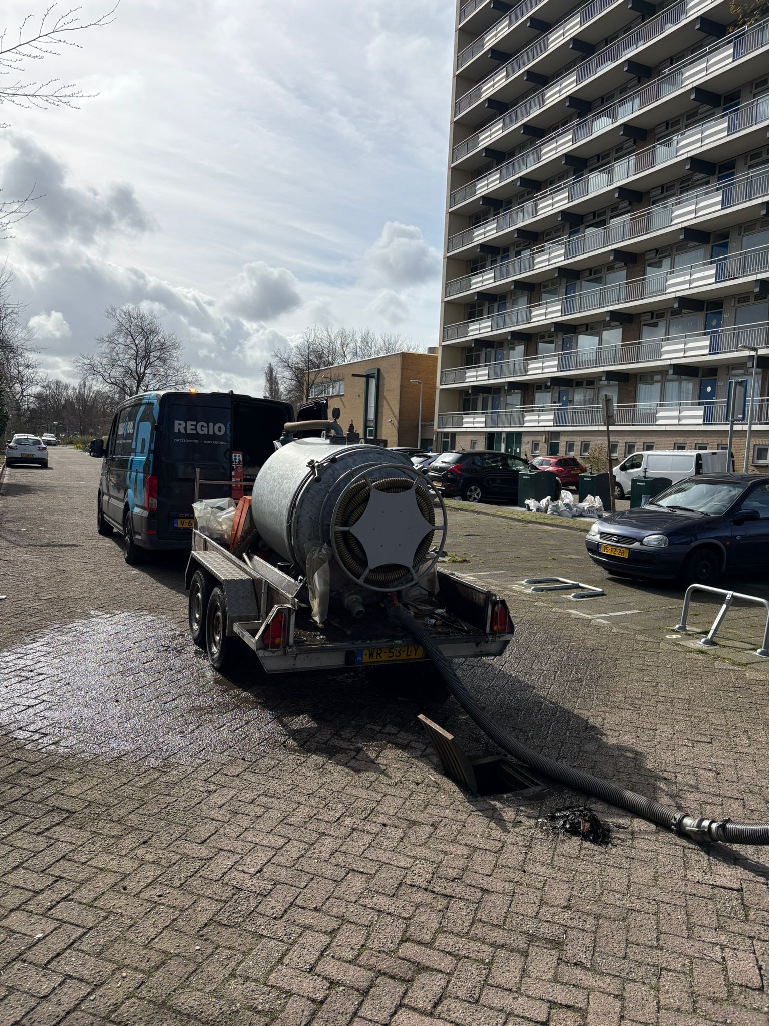 Regioriool bedrijfsbus en vacuümtankwagen bij VvE Den Haag