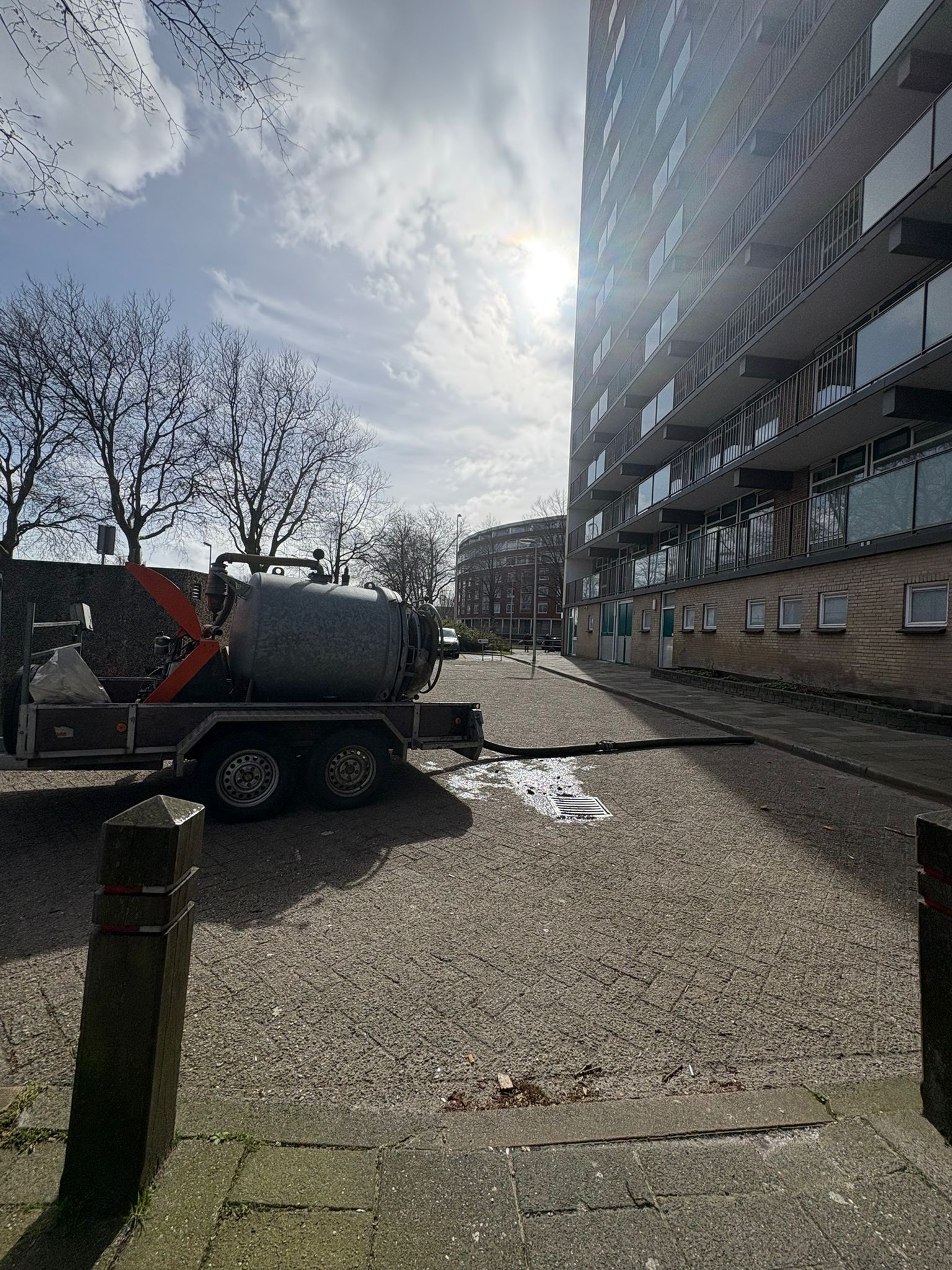 Vacuümtankwagen van Regioriool bij straatkolken reinigen in Den Haag