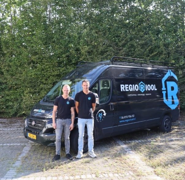 Regioriool specialisten bij het bedrijfsbusje