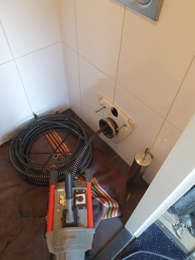 Toilet ontstoppen in een huurwoning