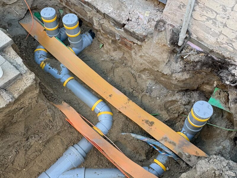 Nieuw PVC-rioolstelsel met ontstoppingsstukken bij het vervangen van de buitenriolering in Rotterdam