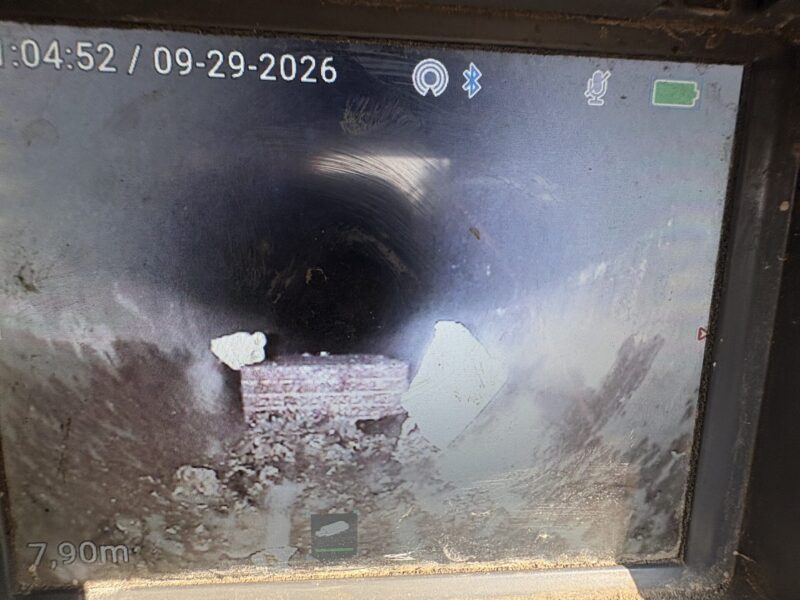 Camerascherm toont puin en bouwafval in rioolleiding op 7,90 meter diepte, Rotterdam