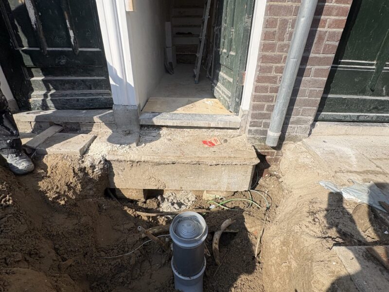 Nieuw aangelegde 160 mm PVC-leiding voor de achtergevel van gerenoveerd pand in Rotterdam